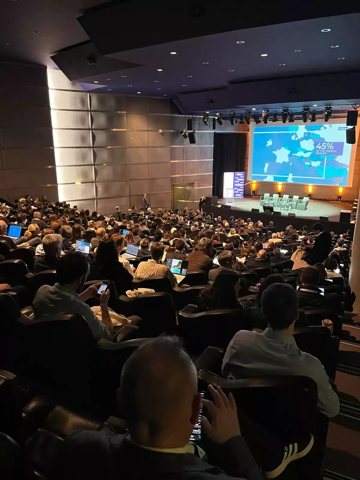 conferencia-empresarial-evento-publico-jpg