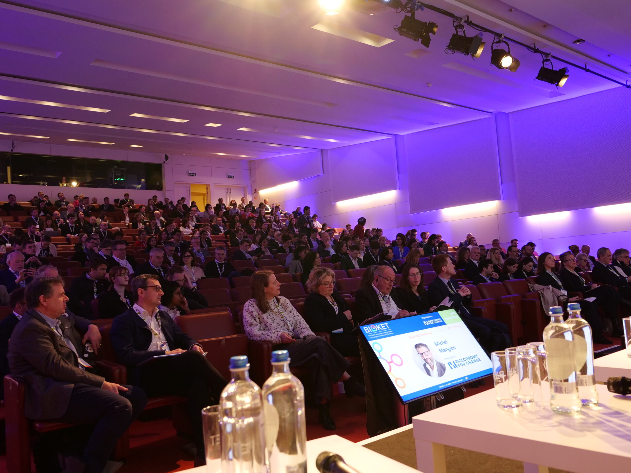 Overview of a BIOKET conference stage presentation.